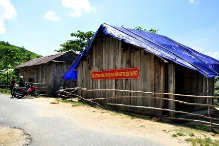 Nhường đất cho thủy điện, học sinh phải học trong trường ọp ẹp - 5 Hai trường mẫu giáo Hoa Phượng và tiểu học Nguyễn Thị Minh Khai nằm cạnh nhau bên lòng hồ.