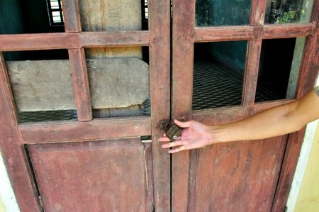 Dân tái định cư thủy điện Sông Tranh 2 bỏ nhà vì động đất - 6 Nhiều nhà người dân đã bỏ đi, cửa bị hư hỏng