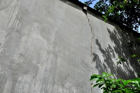 Đề nghị sửa chữa gấp các công trình hư hỏng sau động đất - 4 Tường nhà ông Hồ Văn Hùng (thôn 1, xã Trà Đốc) bị nứt từ trên xuống