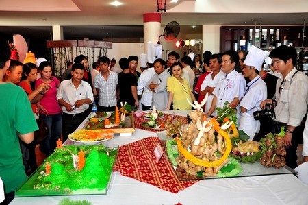 18 đầu bếp tranh tài nấu món ăn ngon - 32 Du khách trong và ngoài nước thích thú với những món ăn ngon