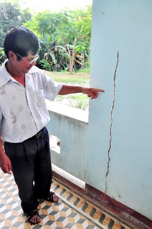 “Tội nhất mấy đứa nhỏ, mỗi lần động đất là khóc ré lên” - 3 Vách tường trường THCS Nguyễn Văn Trối (xã Trà Sơn) bị nứt sau trận động đất trưa 23/9