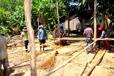 Dân tái định cư thủy điện Sông Tranh 2 bỏ nhà vì động đất - 3 Gần 10 người hàng xóm đến giúp ông Dúi dựng nhà tạm.