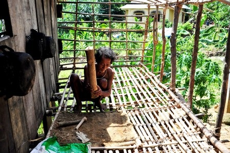 Dân tái định cư thủy điện Sông Tranh 2 bỏ nhà vì động đất - 5 Ông đang làm thêm mái chái bên cạnh nhà gỗ để con cháu ở
