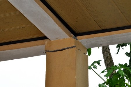 Đề nghị sửa chữa gấp các công trình hư hỏng sau động đất - 3 Các cột nhà như muốn lìa khỏi đà khiến bà Thổ không dám ở