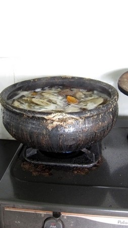 Nồi thuốc mà bà Hường sắc cho bệnh nhân ung thư uống