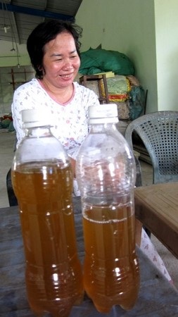 Thuốc chữa ung thư của bà Hường sắc xong có màu vàng nhạt như nước chè