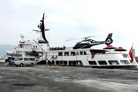 Trên du thuyền còn chở một chiếc trực thăng phục vụ du khách