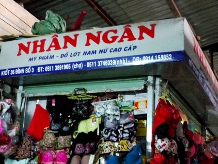 Quầy hàng Nhân Ngân bán các loại áo ngực phụ nữ xuất xứ từ Trung Quốc nghi có chứa “chất lạ”