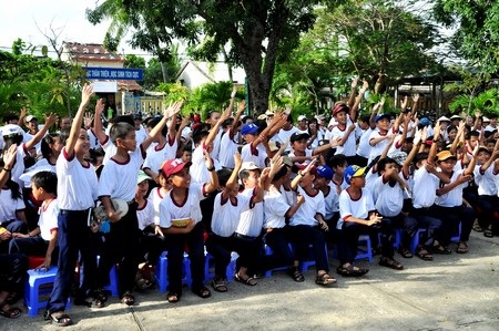 Hơn 300 học sinh tham gia chiến dịch môi trường “Green Day” - 1 Hàng trăm em học sinh hăng hái tham gia ngày hội “Green Day”.
