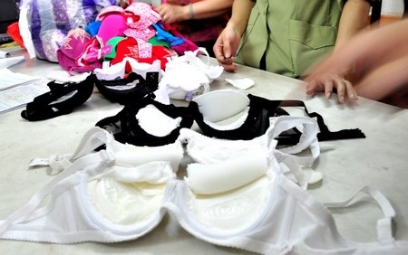 Lực lượng QLTT TP Đà Nẵng tiến hành kiểm tra các loại áo ngực phụ nữ nghi có chứa “thuốc lạ”