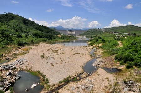 Loại gần 20 dự án thủy điện “treo”, “mất” chủ đầu tư - 2 Sau đập thủy điện, hầu hết các dòng sông đều “chết”