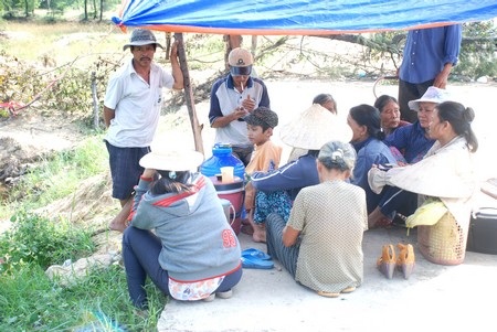 Người dân vẫn bao vây nhà máy thép ô nhiễm