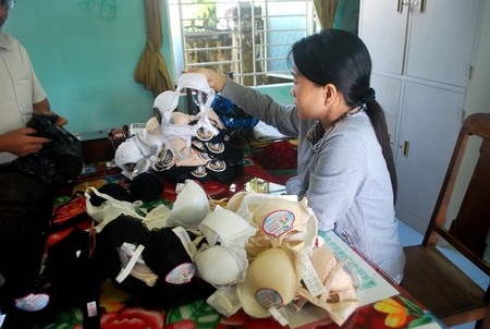 Gởi mẫu áo ngực nghi chứa “thuốc lạ” đi xét nghiệm