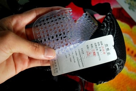 Loại áo ngực có miếng dẻo cao su giống như tổ ong