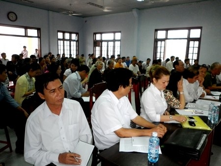 Đại diện chính quyền địa phương, lãnh đạo nhà máy thép Việt Pháp và người dân trong buổi đối thoại