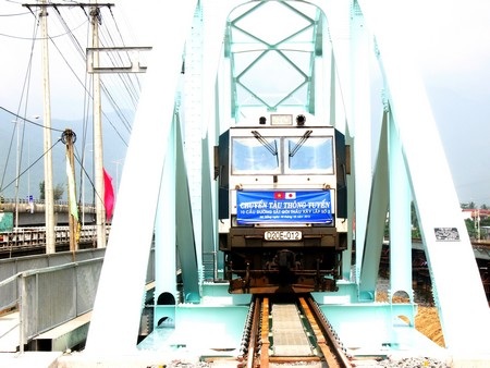 Hoàn thành nâng cấp 10 cầu đường sắt yếu ở miền Trung - 1 Đoàn tàu đầu tiên chạy trên cây cầu sắt mới hoàn thành