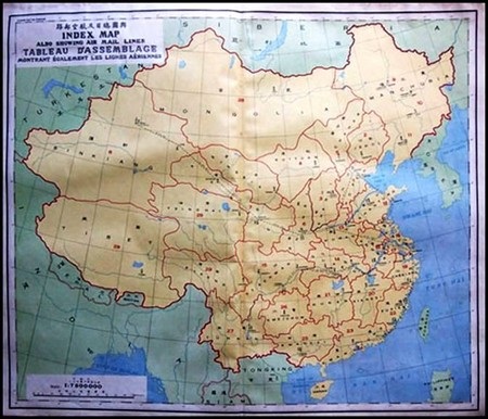 Tiếp nhận 90 bản đồ xác định chủ quyền Hoàng Sa của Việt Nam - 2 Lãnh đạo UBND huyện đảo Hoàng Sa tiếp nhận các bản đồ. (Ảnh: T.S.)