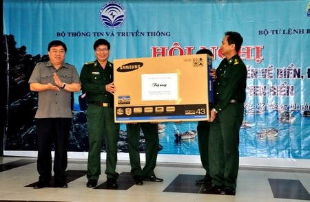 Tập huấn công tác tuyên truyền biển đảo cho 28 tỉnh, thành ven biển - 1 Bộ Thông tin và truyền thông tặng quà đến Bộ chỉ huy Bộ đội biên phòng tỉnh Quảng Nam