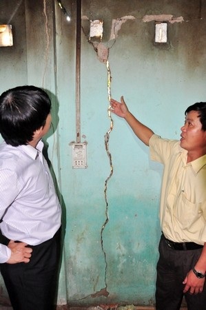 Tiền hỗ trợ công trình hư hỏng do động đất đã về tới Quảng Nam - 1 Ngườì dân Bắc Trà My sẽ được hỗ trợ để sửa chữa nhà cửa bị hư hỏng do động đất
