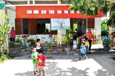 Các em học sinh Trường mẫu giáo Hoa Phượng được hướng dẫn chạy ra sân mỗi khi có động đất.
