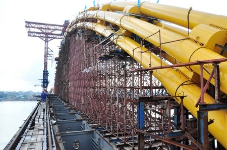 Để xây dựng “con Rồng”, hơn 540 tấn vật tư cùng đà giáo được huy động