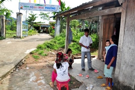 Phụ huynh thường tập trung trước cổng trường Hoa Phượng sau mỗi trận động đất mạnh.