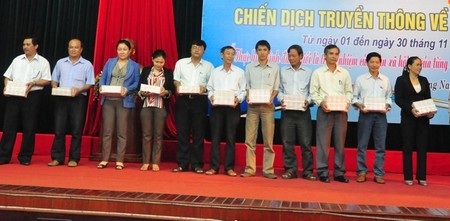 Phát động chiến dịch truyền thông về bình đẳng giới - 1 Các cán bộ ở địa phương được phát tài liệu để tuyên truyền về “Bình đẳng giới”