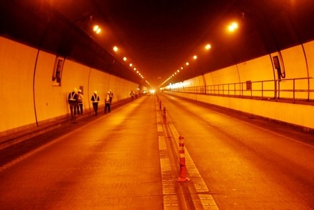 “Không nên lo lắng quá mức về vết nứt trong hầm Hải Vân!” - 2 Công nhân thường xuyên kiểm tra công trình hầm Hải Vân.