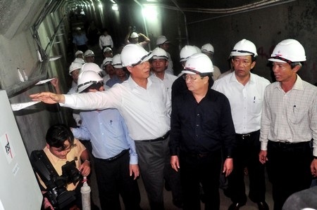 Bộ trưởng thị sát trong thân đập thủy điện Sông Tranh 2