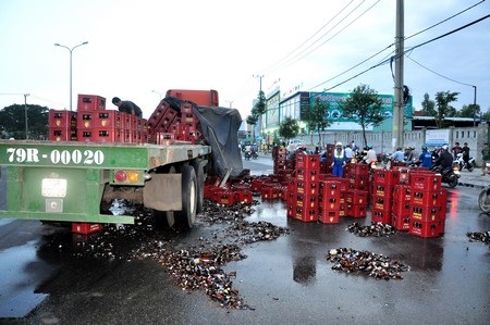 Xe cua gấp, 600 két bia vỡ tung giữa đường - 1 Lực lượng công nhân vệ sinh đang phụ lái xe dọn dẹp hiện trường