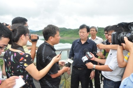 Bộ trưởng Trịnh Đình Dũng trả lời PV báo chí ngay trên thân đập Sông Tranh 2