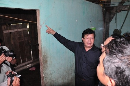 Trao quà hỗ trợ nhà hư hỏng do động đất đến anh Hồ Văn Xéo (thôn 6, xã Trà Sơn, Bắc Trà My)