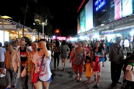 Đà Nẵng khai trương chợ đêm đầu tiên - 1 Hàng ngàn người dân và du khách đi chợ đêm