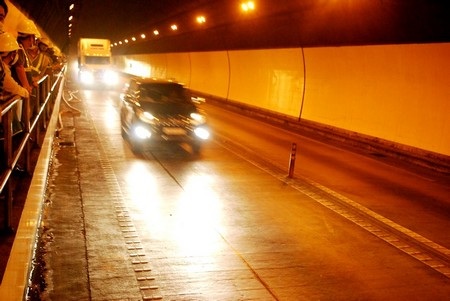 Hầm đường bộ Hải Vân xuất hiện nhiều vết nứt - 2 Theo Khu quản lý đường bộ V, sau khi đưa vào sử dụng hầm đã xuất hiện các vết nứt gây thấm dột