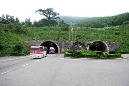 Hầm đường bộ Hải Vân xuất hiện nhiều vết nứt - 1 Hầm đường bộ Hải Vân được đưa vào sử dụng từ tháng 6/2005