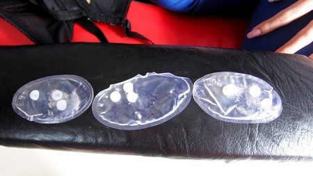 Túi dung dịch bên trong áo ngực và các viên thuốc màu trắng