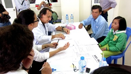 Bác sĩ Robeto De Castro tư vấn cho các em