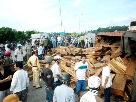 Rất đông người dân chứng kiến vụ tai nạn