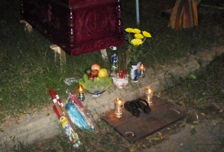 Cơ quan công an cùng người dân đã lập bàn thờ cho nạn nhân xấu số