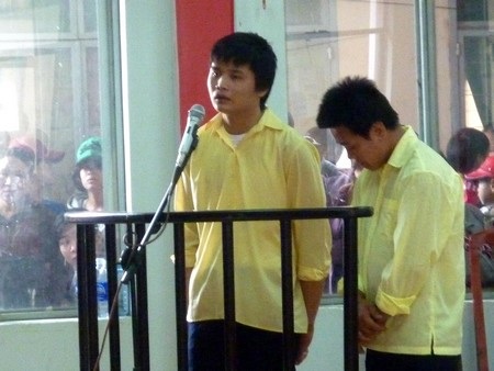 Hai bị cáo Lương Thế Thịnh và Lê Lộc Thanh trước vành móng ngựa