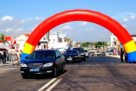 Thông xe qua cầu Hương An