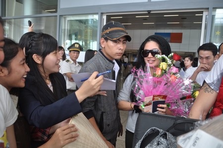 Kim Lee ký tặng người hâm mộ