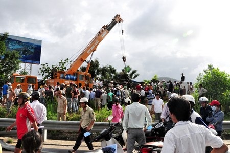 Xe tải lao vào quán nước, hai tài xế tử nạn - 8 Rất đông người dân đứng xem vụ tai nạn