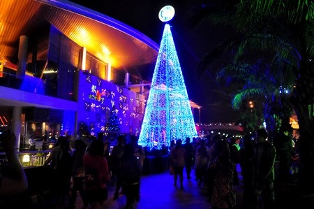 Đường phố Đà Nẵng chật cứng người đi chơi Noel (Ảnh: Công Bính)