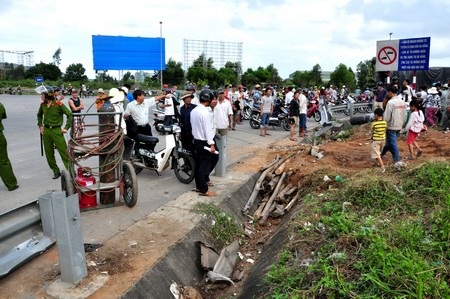 Xe tải lao vào quán nước, hai tài xế tử nạn - 7 Gần 20m hộ lan can mềm bị xe tông gãy