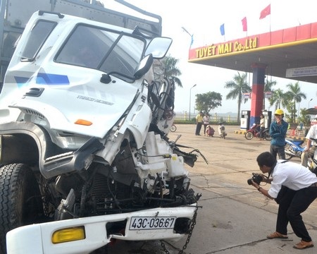 Đầu xe tải cũng bị hư hỏng nặng