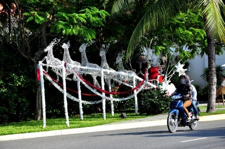 Chùm ảnh: Giáng sinh tưng bừng khắp mọi nơi - 2 Không khí Giáng sinh ngập phố phường (Ảnh: Công Bính)