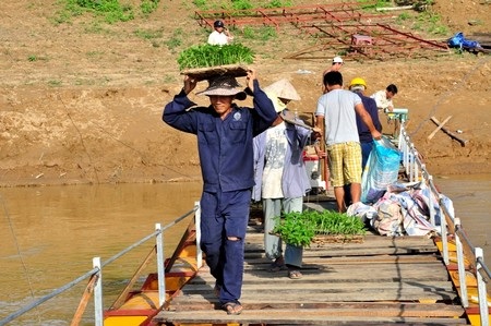 Tiền dành dụm mấy chục năm đem làm cầu cho dân đi - 3 Người dân vui khi có cây cầu mới