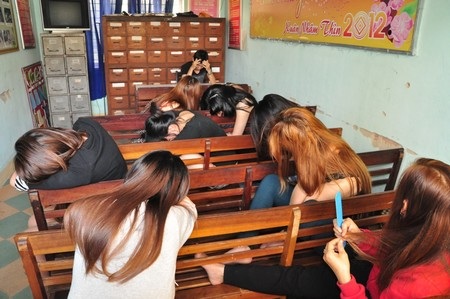 Báo động gia tăng nhiều loại tội phạm nguy hiểm - 1 Gái mại dâm bị Công an quận Thanh Khê bắt giữ vào giữa tháng 9 vừa qua.