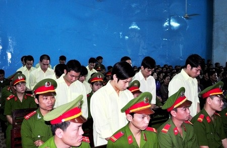 Mức án nặng dành cho hai nhóm giang hồ hỗn chiến giết người - 2 Các bị cáo của nhóm Lê Anh Tuấn tại tòa